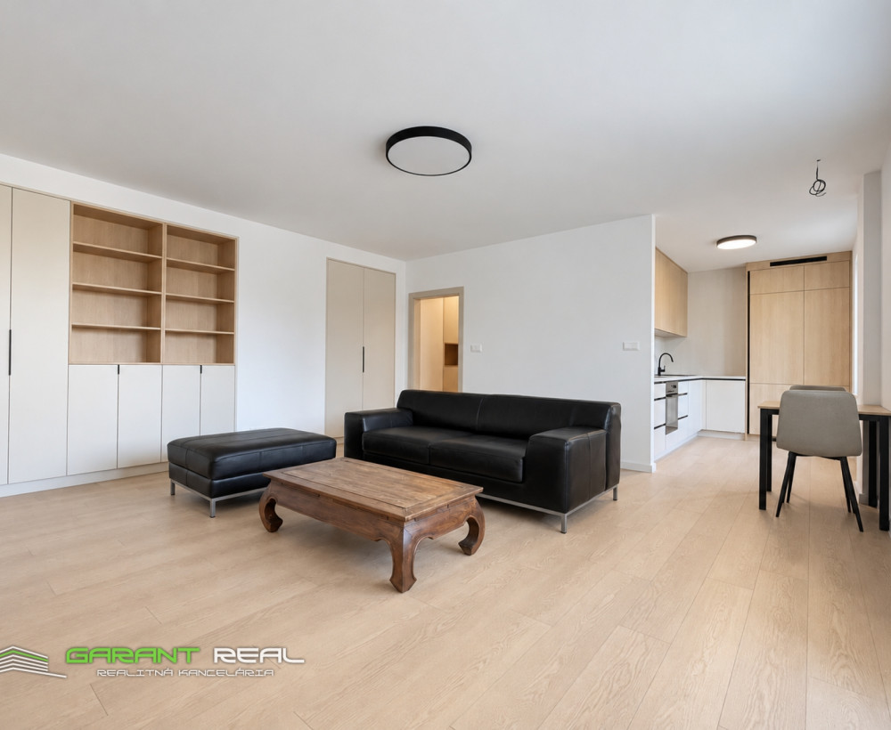 GARANT REAL – prenájom moderného 2-izbového bytu po kompletnej rekonštrukcii, 52 m², Pavlovičovo námestie, Prešov