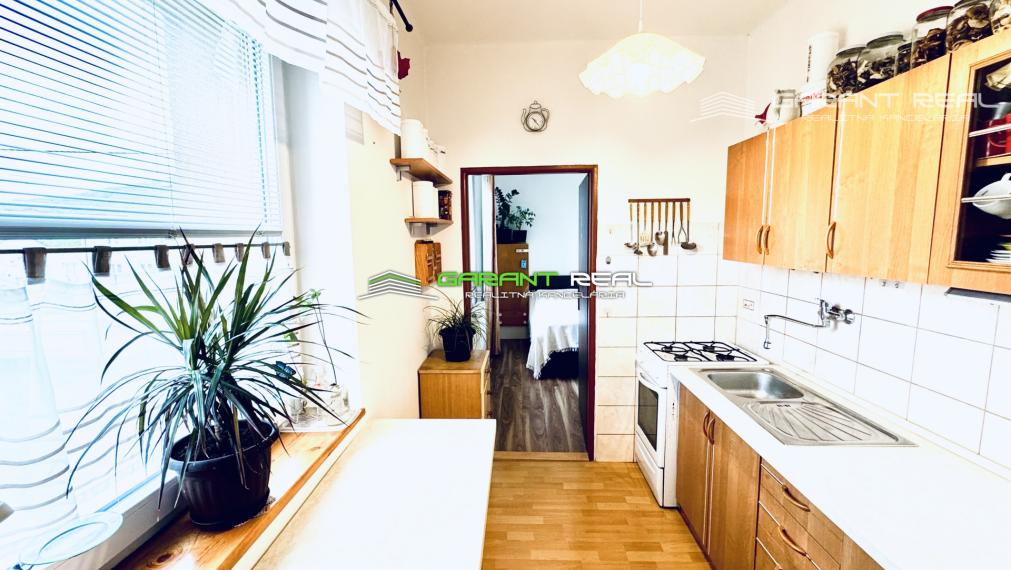 GARANT REAL predaj 3-izbový tehlový byt 50 m2, so samostatným kúrením, so záhradkou a garážou, Veľký Šariš, Matice slovenskej