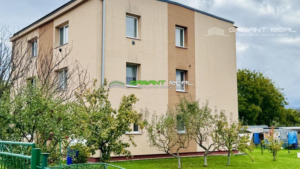 GARANT REAL predaj 3-izbový tehlový byt 50 m2, so samostatným kúrením, so záhradkou a garážou, Veľký Šariš, Matice slovenskej