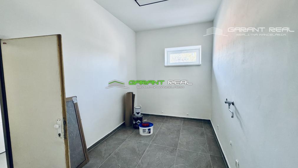 GARANT REAL - prenájom klimatizovaný obchodný priestor 110 m2, resp. priestor na služby s parkovaním, Prešov, Masarykova ul.