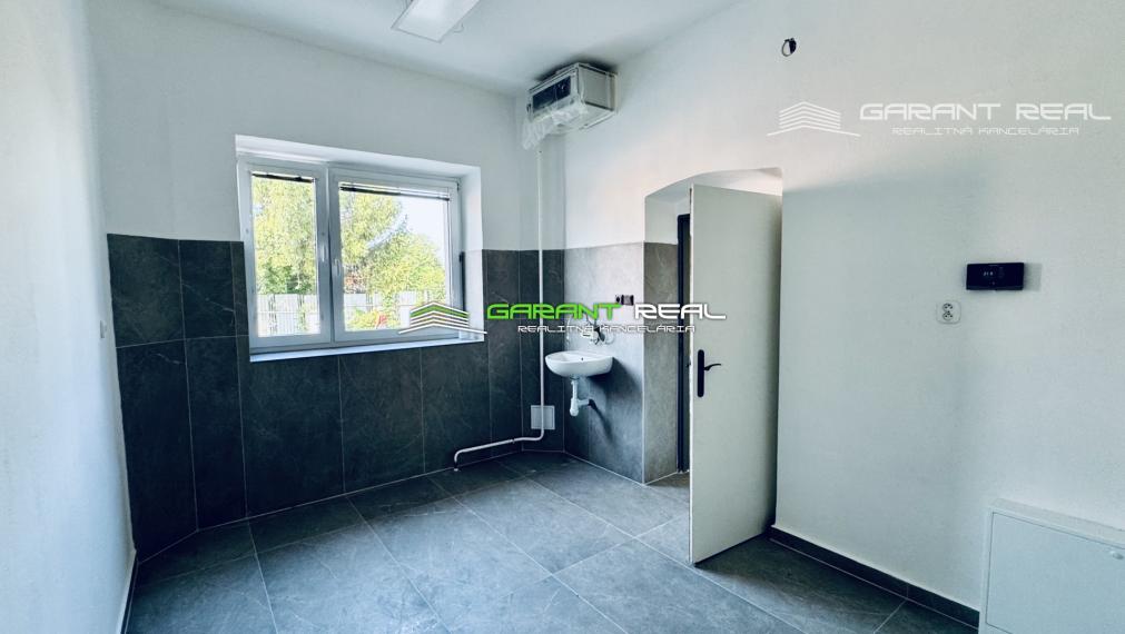 GARANT REAL - prenájom klimatizovaný obchodný priestor 110 m2, resp. priestor na služby s parkovaním, Prešov, Masarykova ul.
