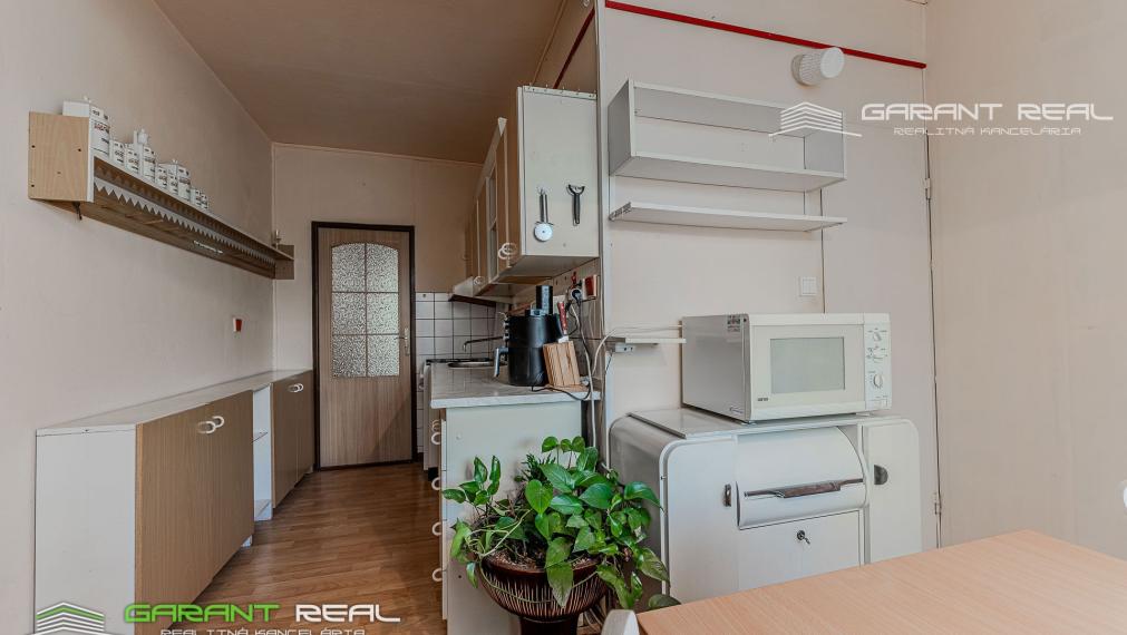 GARANT REAL - predaj 4-izbový byt 77 m2, s loggiou, po čiastočnej rekonštrukcii, Prešov, Sídlisko III, Mukačevská ul.