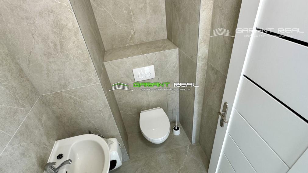 GARANT REAL - prenájom zrekonštruovaný klimatizovaný obchodný priestor 50 m2, resp. priestor na služby s parkovaním, Prešov, Masarykova ul.