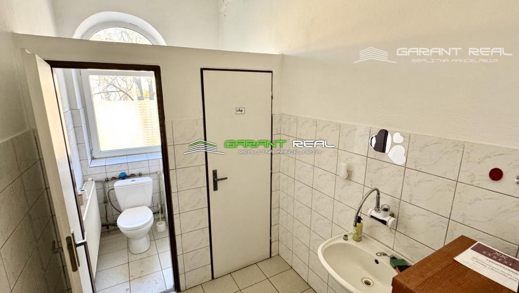 GARANT REAL - prenájom klimatizovaný, zariadený obchodný priestor, resp. priestor na služby, 195 m2, s parkovaním, Prešov, Masarykova ul.