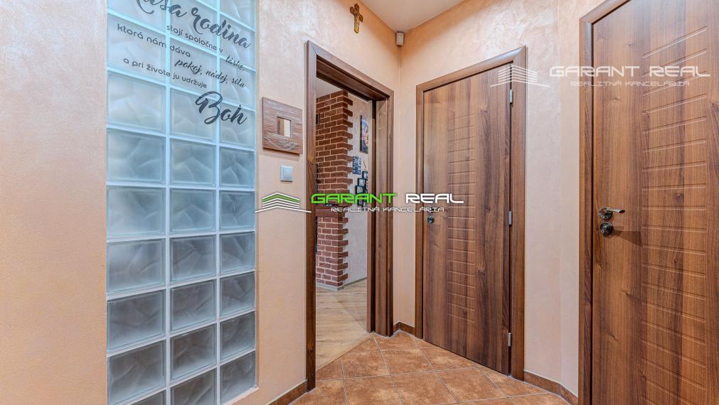 GARANT REAL - Rodinný dom v Záborskom – kvalitná tehlová stavba s krásnou záhradou a flexibilnou dispozíciou