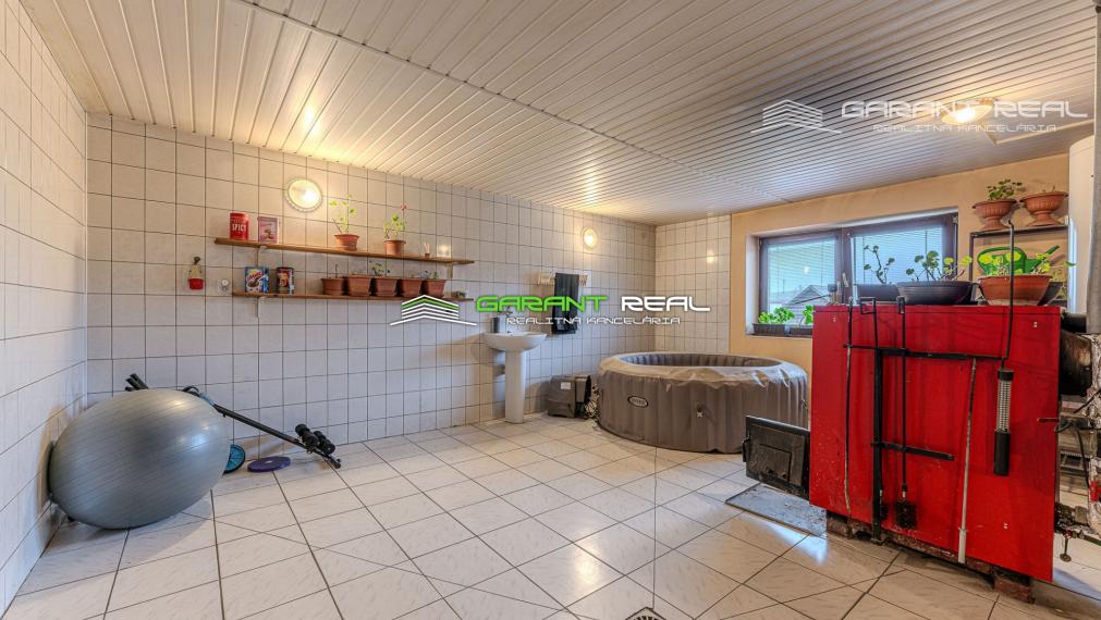 GARANT REAL - PRIESTRANNÝ TEHLOVÝ RODINNÝ DOM V TICHOM PROSTREDÍ S INVESTIČNÝM POTENCIÁLOM – PODHORANY