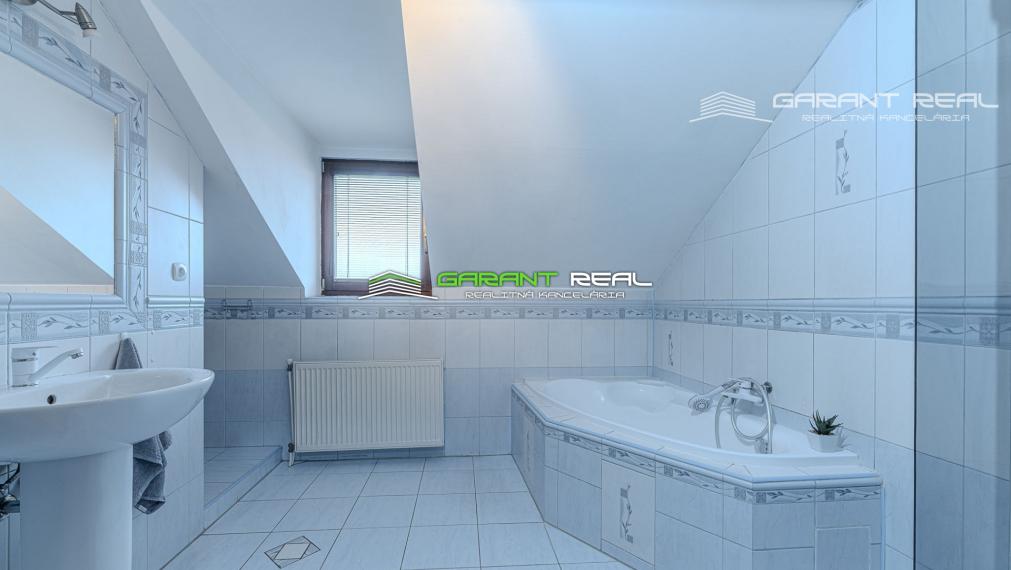 GARANT REAL - PRIESTRANNÝ TEHLOVÝ RODINNÝ DOM V TICHOM PROSTREDÍ S INVESTIČNÝM POTENCIÁLOM – PODHORANY