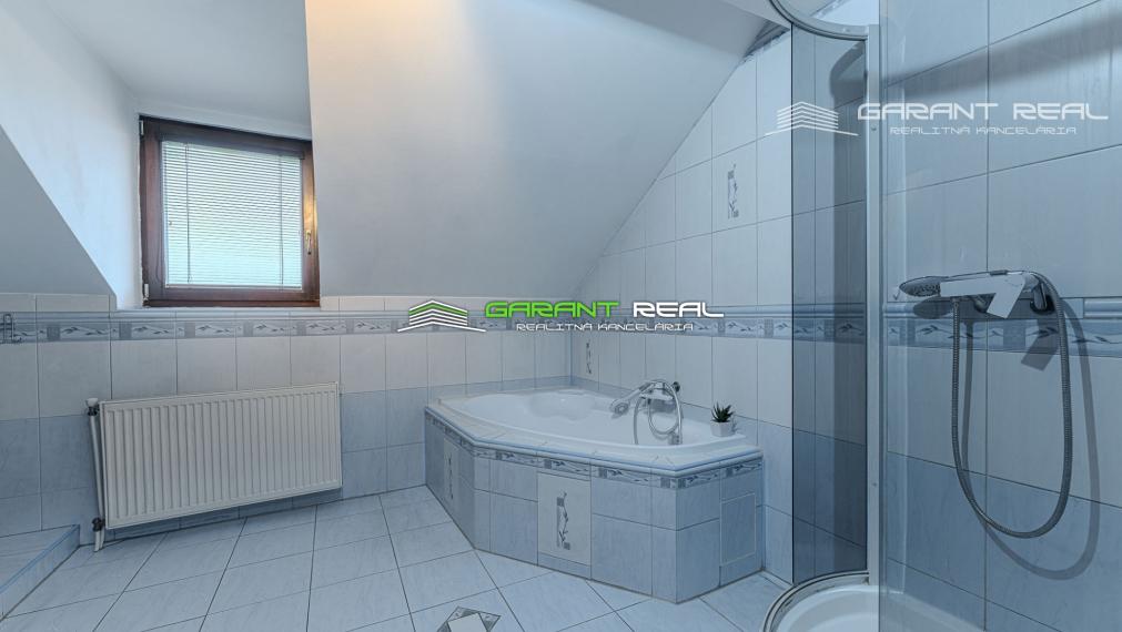 GARANT REAL - PRIESTRANNÝ TEHLOVÝ RODINNÝ DOM V TICHOM PROSTREDÍ S INVESTIČNÝM POTENCIÁLOM – PODHORANY