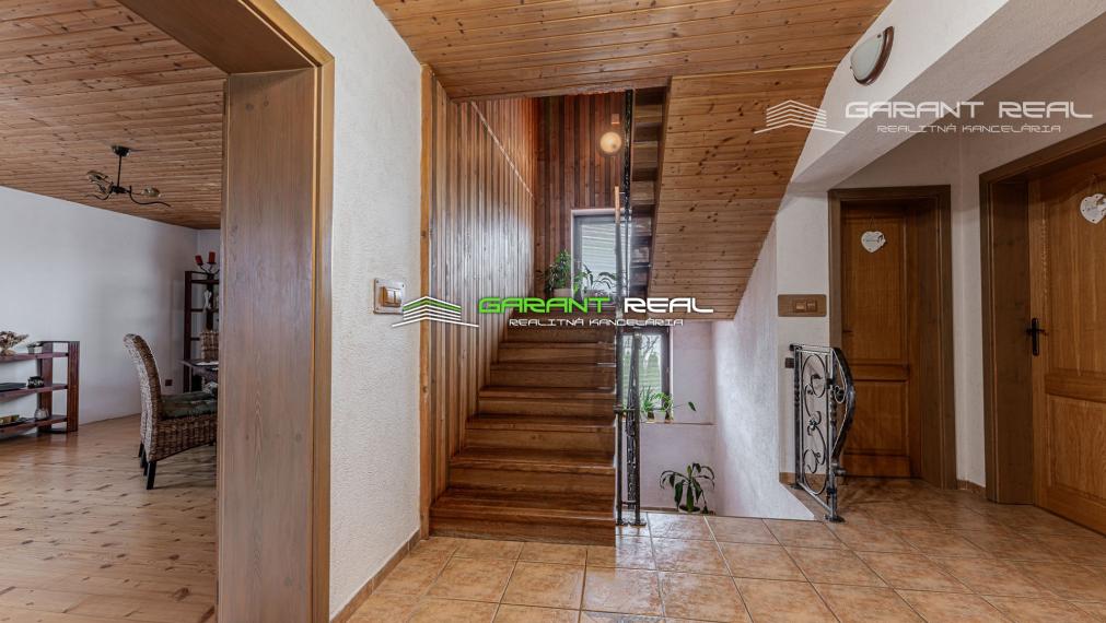 GARANT REAL - PRIESTRANNÝ TEHLOVÝ RODINNÝ DOM V TICHOM PROSTREDÍ S INVESTIČNÝM POTENCIÁLOM – PODHORANY