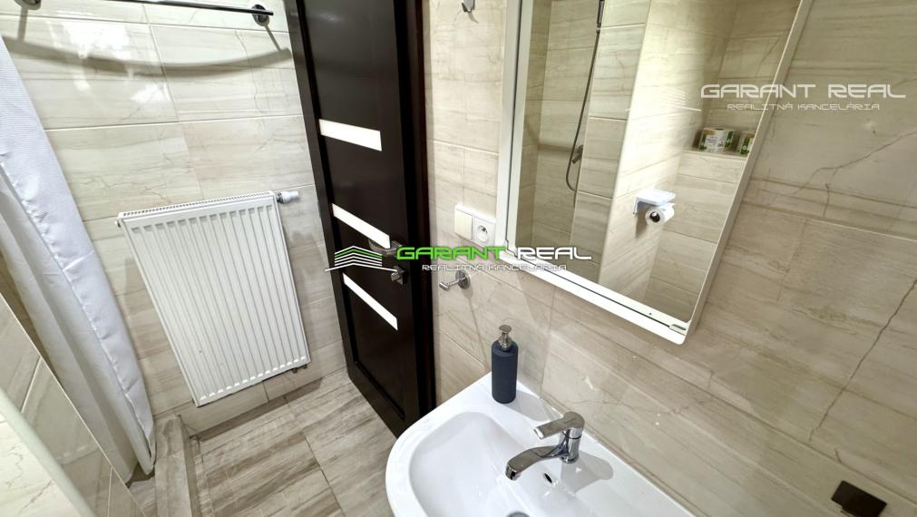 GARANT REAL -prenájom 2-izbový moderný, klimatizovaný byt so šatníkom, 50 m2, Prešov, širšie centrum, Bayerova ul.