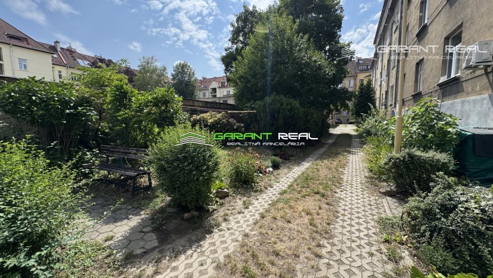 GARANT REAL - predaj 2-izbový tehlový byt 82 m2 + loggia 5 m2 + pivnica + záhradka za blokom, Košice, Staré mesto, Letná ulica