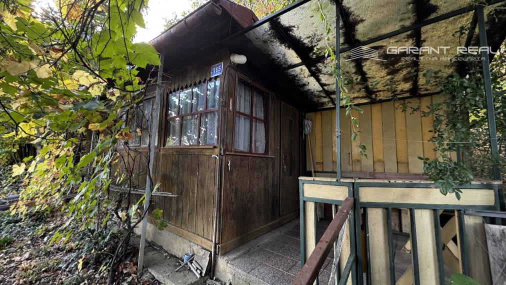 GARANT REAL - predaj záhradka 400 m2, s chatkou, vlastnou studňou a pivnicou, Prešov, Pod Wilec hôrkou