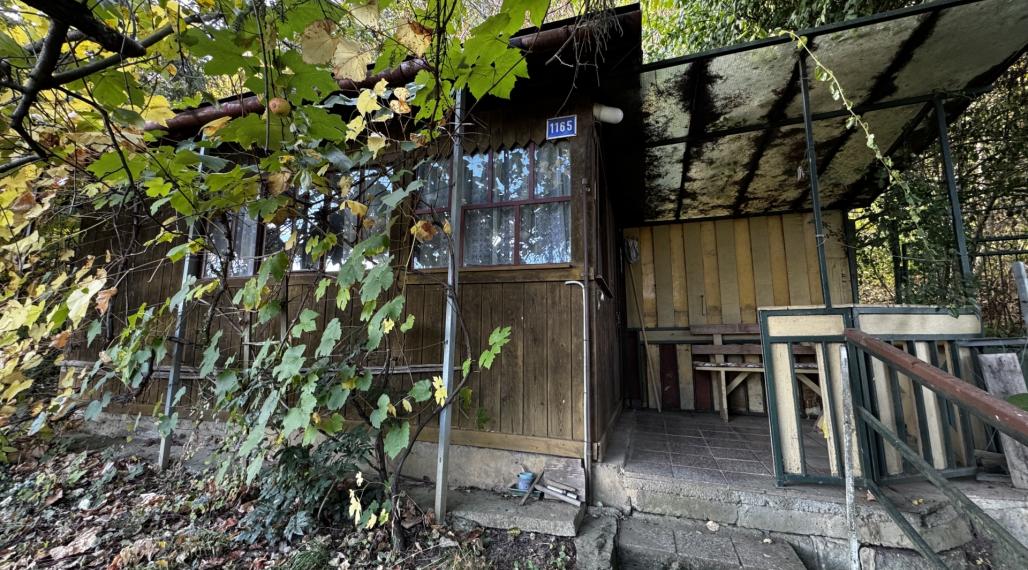 GARANT REAL - predaj záhradka 400 m2, s chatkou, vlastnou studňou a pivnicou, Prešov, Pod Wilec hôrkou